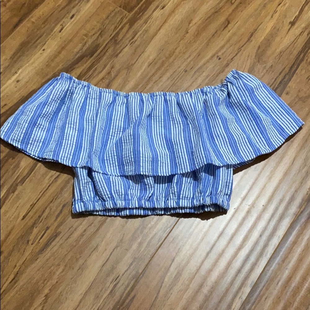 Cute blue striped top!
